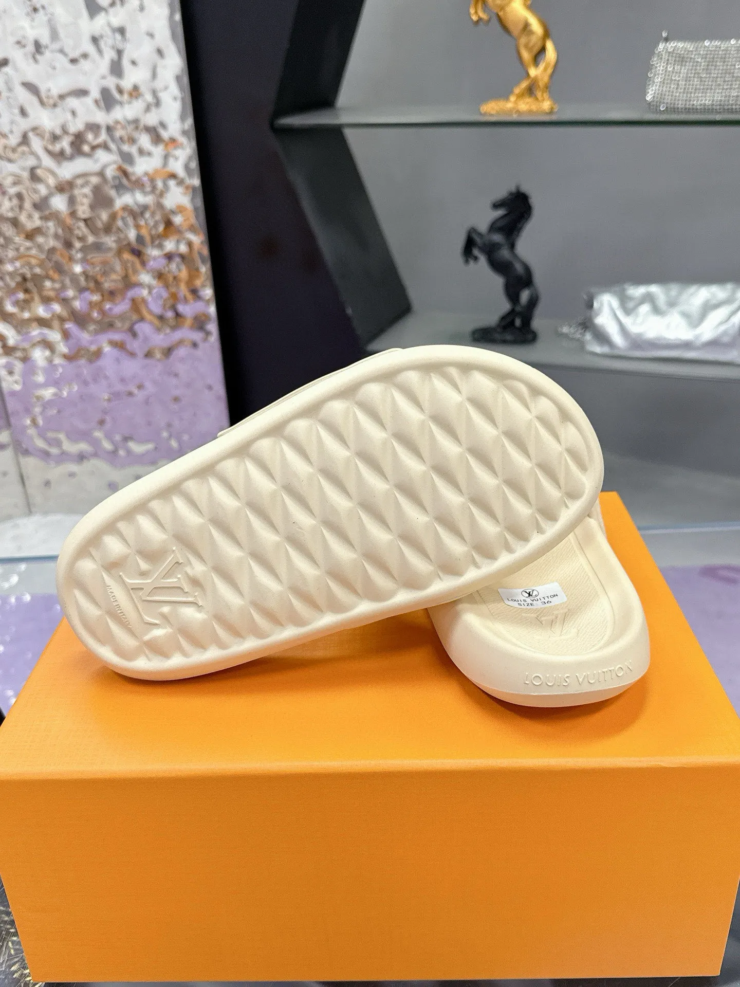Factory price: 260💰【𝐋𝐕 Slippers】▪️Shoe size: Men's 38-45 ▪️Packaging: Counter top quality~original packaging 𝟐𝟎𝟐3 Louis Vuitton counter's new embossed slippers, L's monogram embossed slippers, Waterfront sandals are back, the upper buckle is embossed with LV's iconic Monogram pattern. Made of waterproof rubber with a comfortable and resilient insole. The lightweight, flexible outsole is embossed with the Louis Vuitton logo. ▪️Fabric: Original molded rubber foam surface ▪️Technology: embossed logo ▪️Sole: Original molded rubber foam outsole ▪️Sole thickness: 3CM.
